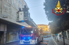 Fumo nero da un palazzo, allarme a Varese