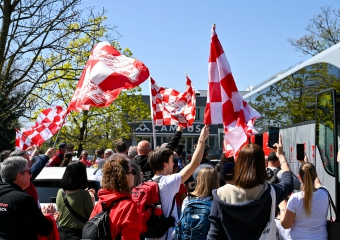 L’abbraccio dei tifosi all’OJM prima di Napoli
