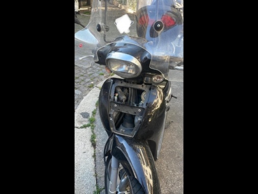 Digos Roma indaga su atti vandalici motorino moglie Giuli