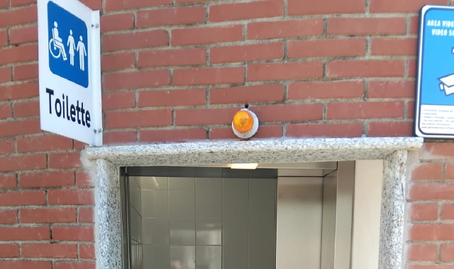 Vandali ad Arona, bagni ancora fuori uso