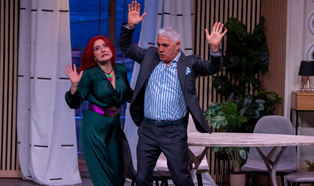 Biagio Izzo sul palco del teatro di Varese (foto Blitz)