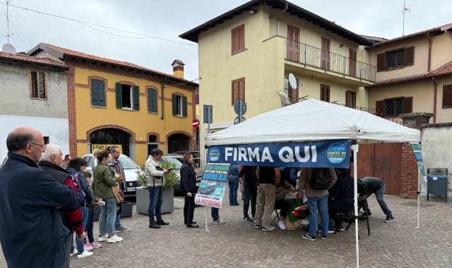 Il gazebo per la raccolta firme contro le bollette Coinger a Jerago con Orago