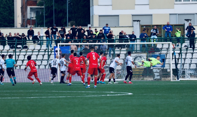 Il gol di Pitou su punzione che ha aperto le marcature (foto Italiamedia)