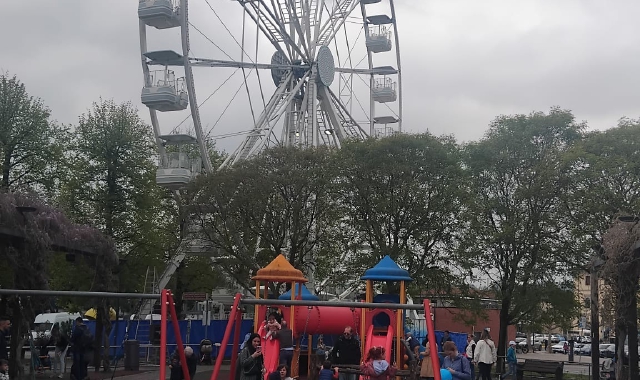 La ruota accanto al parco giochi anima la politica aronese