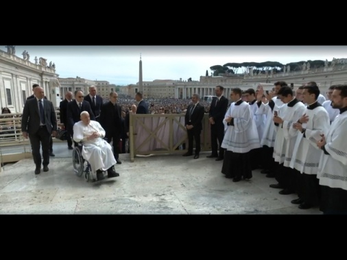 Il Papa in piazza San Pietro, 'buona Domenica delle Palme!'