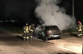 Auto in fiamme a Gorla Minore