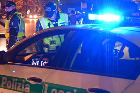 Ignorano l’alt e scappano a tutto gas: bloccati dopo un lungo inseguimento