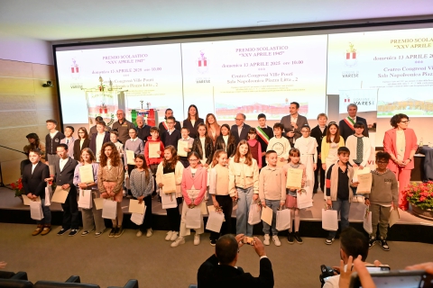 Premio XXV Aprile ai bambini delle Elementari: sorrisi e applausi