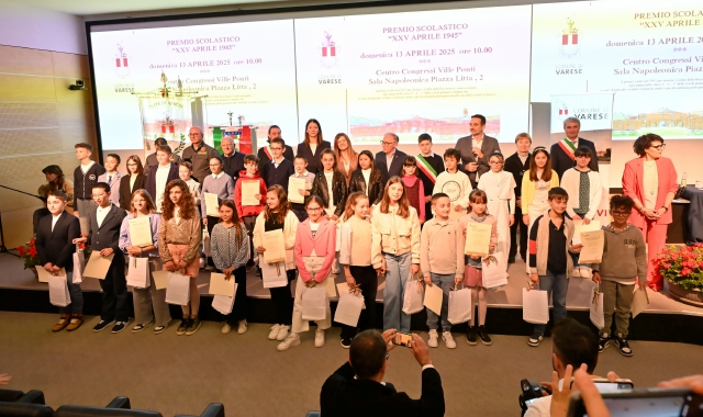 Alcuni dei bambini premiati questa mattina a Varese (foto Blitz)