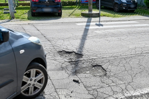 Marciapiedi dissestati, buchi nelle strade: «Un incubo per disabili e anziani»