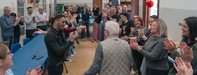 La carezza degli ex alunni al prof novantenne