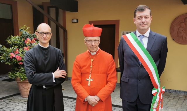 Don Valentino Viganò, il cardinale Angelo Bagnasco e il sindaco Pietro Zappamiglio