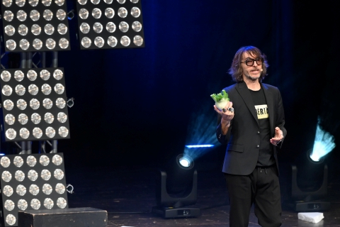 Cruciani a Varese, lo show e i fendenti