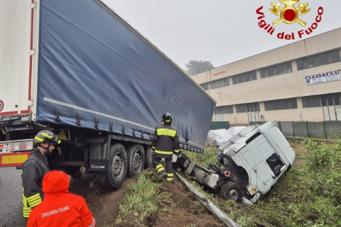 Autoarticolato fuori strada a Gemonio