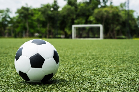 Malnate, pugno in campo: reato prescritto