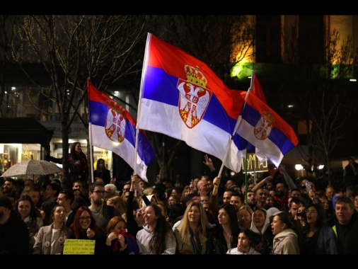 Serbia, proseguono nella notte proteste a sedi tv