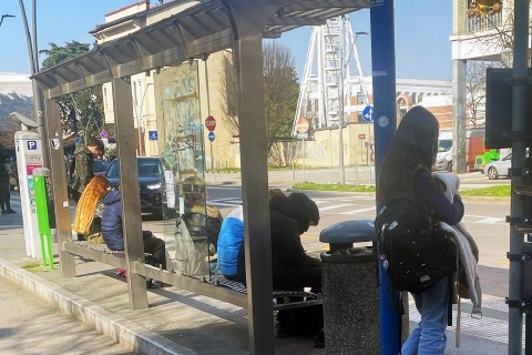 Il pullman non si ferma: studenti a piedi
