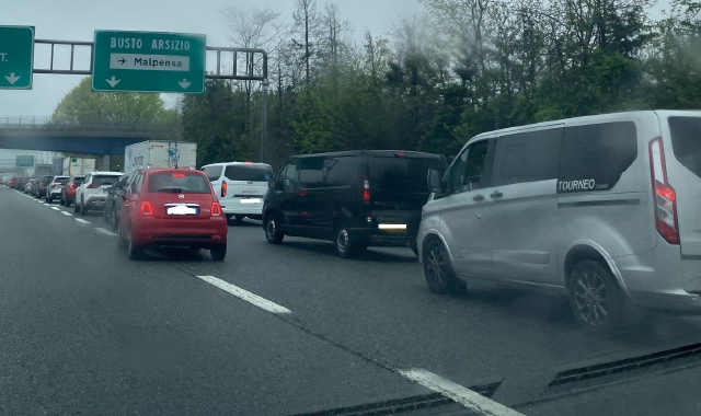 A8, mattinata d’inferno: incidenti e traffico paralizzato
