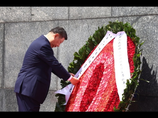 Xi rende omaggio al mausoleo di Ho Chi Minh ad Hanoi