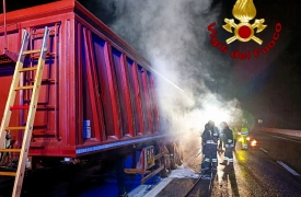Fiamme sulla A26 a Carpugnino