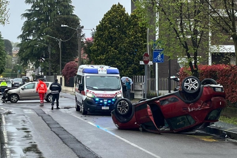 Auto si ribalta a Tradate: paura, poi il sollievo