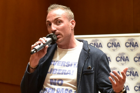 Varese: «Serva del demonio, salvati l’anima»