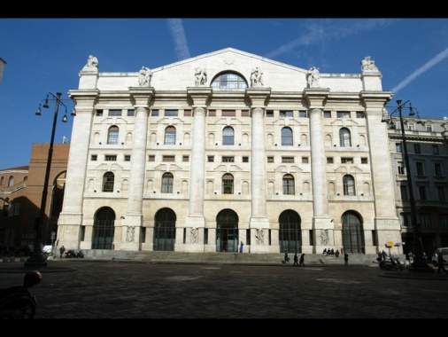 Borsa: Milano chiude a +2,39% con Stellantis, Leonardo e banche
