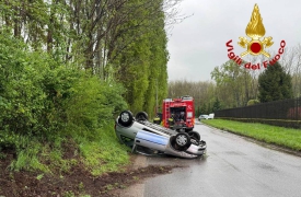 Auto finisce ruote all’aria sulla Provinciale