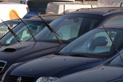 Il bonifico fantasma, l’intimidazione. E l’auto “vola via”