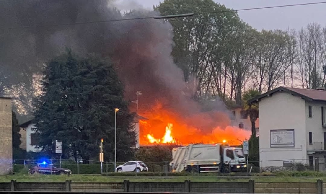 Incendio all’alba, disagi sulla Statale a Dormelletto
