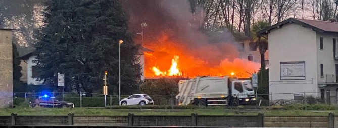 Incendio all’alba, disagi sulla Statale a Dormelletto