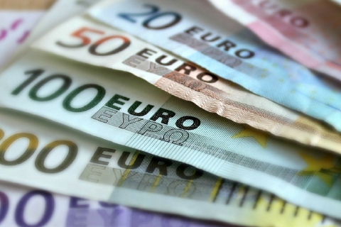 Debiti e pochi soldi: dura arrivare a fine mese