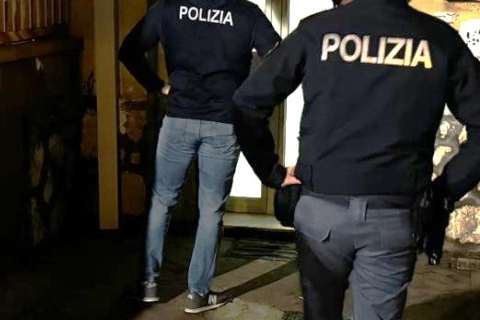 Sorpreso a spacciare, picchia gli agenti: condannato