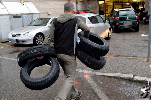 Stop all'obbligo di gomme invernali: cambio entro un mese