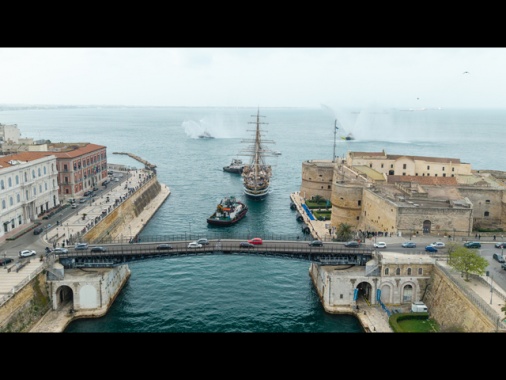 L'Amerigo Vespucci a Taranto, al via 7/a tappa tour Mediterraneo