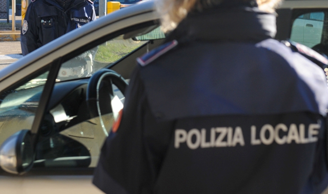 L’uomo è stato denunciato dalla polizia locale (foto Archivio)