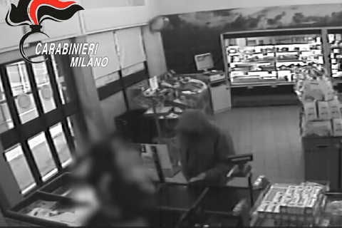 Rapina con coltello, le telecamere lo incastrano: in manette