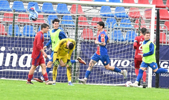 Terzo gol della Casatese Merate che affosa la Varesina (foto Domenico Ghiotto - agenzia Blitz)
