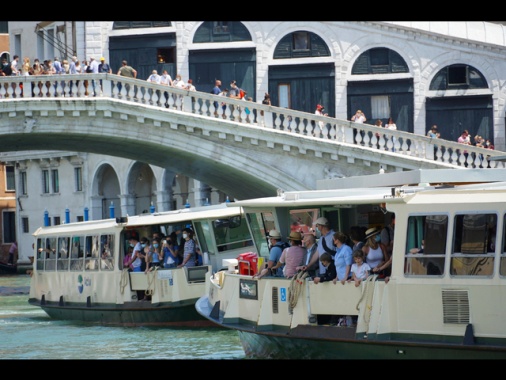 Vaporetto fuori controllo va a sbattere su Ponte di Rialto