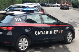 Vuole buttarsi dal terzo piano, salvato dai carabinieri