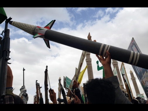 Houthi, 'attaccati Israele e due portaerei Usa'