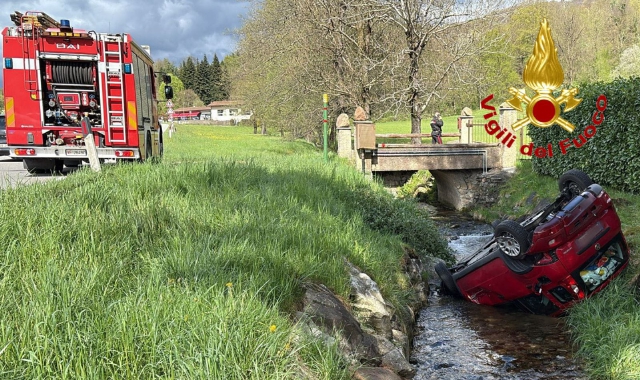 Sbanda con l'auto e finisce nel torrente