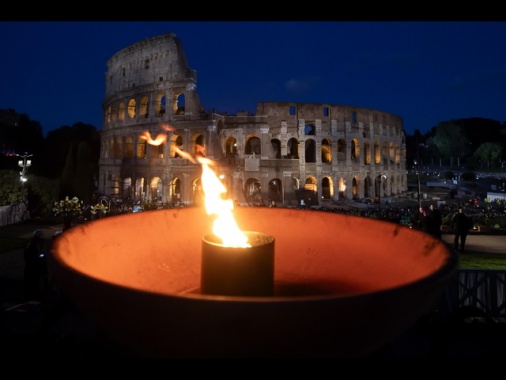 Al via al Colosseo la Via Crucis, con i testi del Papa