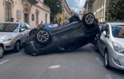 Suv si ribalta, traffico in tilt nel centro di Varese