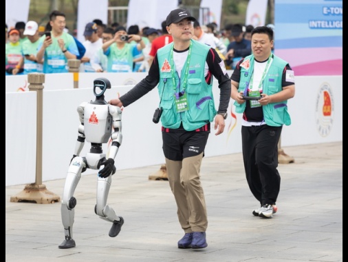 A Pechino la prima mezza maratona al mondo con robot umanoidi