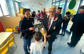 Varese, le uova della polizia ai bambini ricoverati