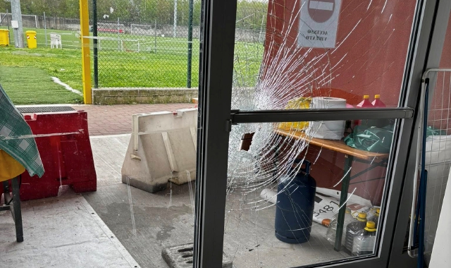 I danni alla porta del centro sportivo
