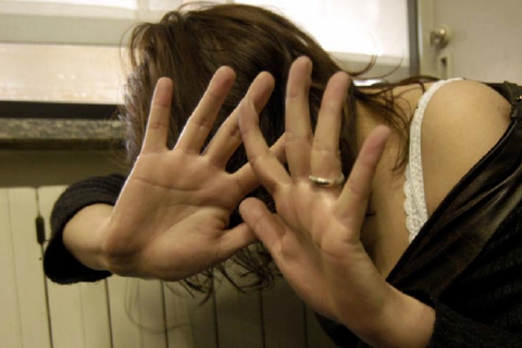 Insulti, minacce, aggressioni all’ex moglie. Ma lui nega