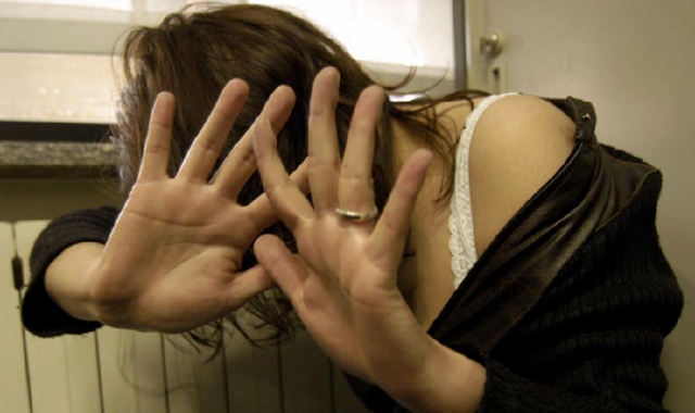 Insulti, minacce, aggressioni all’ex moglie. Ma lui nega