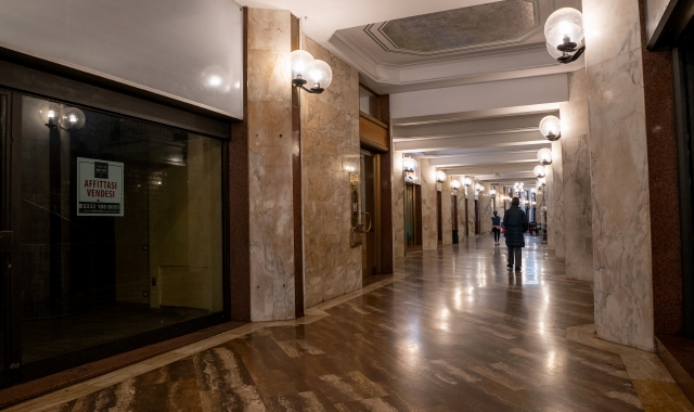 La desolante sfilata di saracinesche abbassate in galleria Manzoni a Varese (foto Andrea Cogotti - agenzia Blitz)